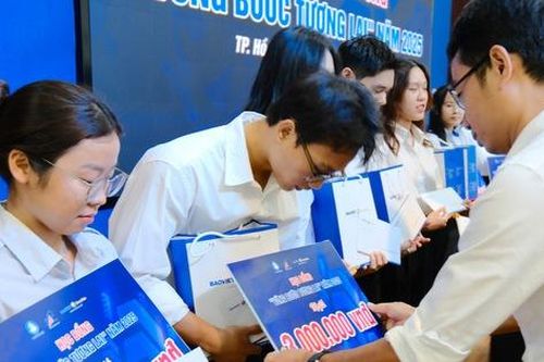 Học bổng 'Vững bước tương lai' dành tặng sinh viên khó khăn tại TPHCM