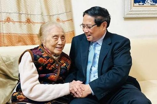 Thủ tướng Phạm Minh Chính chúc mừng nguyên Phó Chủ tịch nước Nguyễn Thị Bình