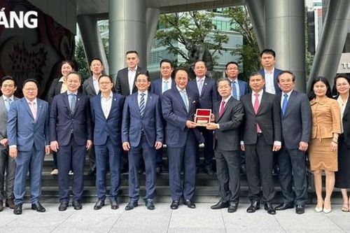 Đoàn công tác thành phố Đà Nẵng trao đổi kinh nghiệm phát triển trung tâm tài chính và khu thương mại tự do tại Singapore