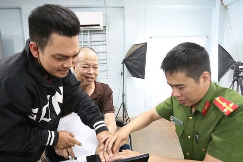 Giảm tải 'ùn tắc' cho bộ phận cấp căn cước, định danh điện tử