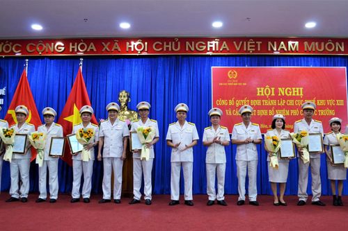Công bố quyết định thành lập Chi cục Thuế khu vực XIII và các quyết định bổ nhiệm công chức lãnh đạo