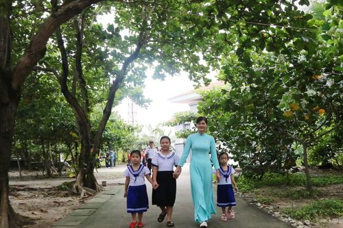 Duyên dáng tà áo dài giữa trùng khơi lộng gió