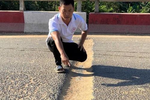Đạ Huoai: 4 rãnh sâu chắn ngang mặt cầu Phước Sơn, nhiều người dân gặp nạn