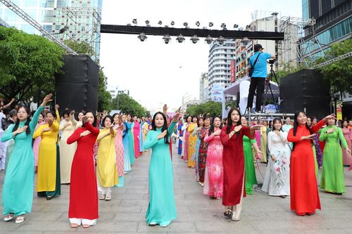 Hơn 3.000 người đồng diễn Áo dài tại Thành phố Hồ Chí Minh