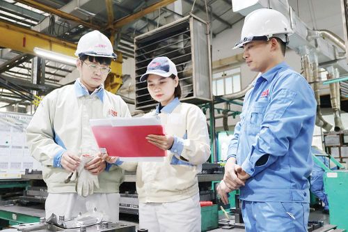 Đẩy mạnh phong trào thi đua trong nữ công nhân lao động