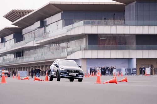 Thử độ an toàn của xe Volvo tại trường đua F1 Hà Nội