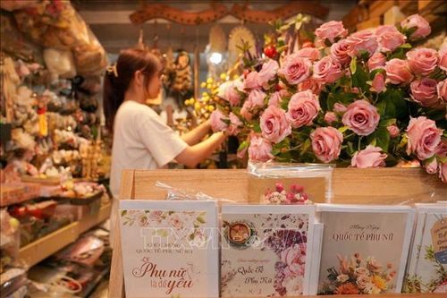 Sức mua tăng mạnh, thị trường hoa tươi, quà tặng sôi động ngày mùng 8/3