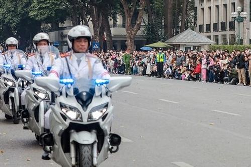 Chiêm ngưỡng dàn mô tô hiện đại của Công an Việt Nam trình diễn bên hồ Gươm