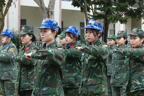 Nữ tân binh làm quen với môi trường quân ngũ