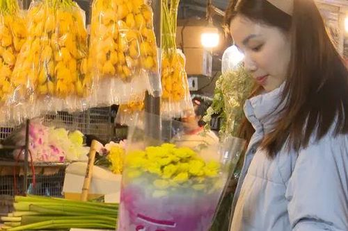 Chợ hoa đêm tấp nập ngày 8/3