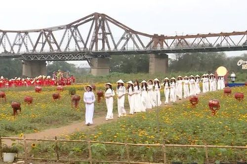 'Áo dài xuống phố' bên bờ sông Hồng