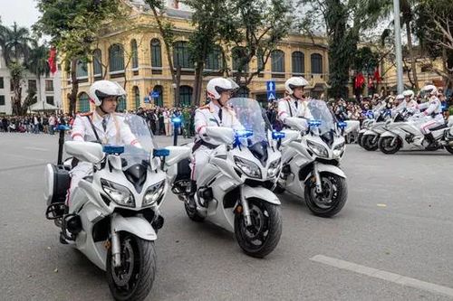 Người dân trầm trồ trước màn biểu diễn mô tô dẫn đoàn