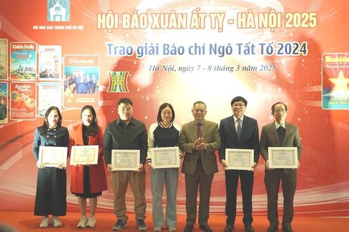 Tạp chí Công dân và Khuyến học nhận giải Bìa báo đẹp và Bài báo hay viết về Hà Nội