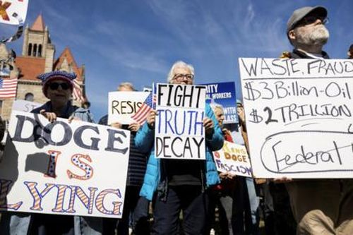 'Làn sóng' sa thải khiến nhiều cử tri ủng hộ ông Trump giờ 'quay lưng'
