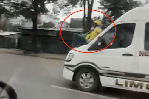 CSGT Hà Nội xác minh ô tô limousine 'chở người' trên nắp capo