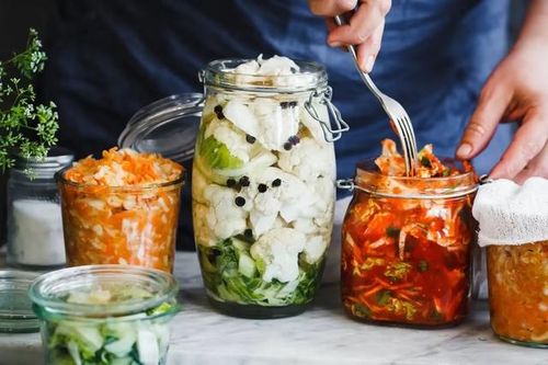Thực phẩm dễ hỏng khi trời nồm ẩm, cách nào bảo quản an toàn?