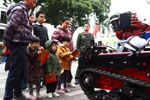Người dân xếp hàng trải nghiệm hoạt động, chiêm ngưỡng loạt khí tài của Công an trên phố đi bộ