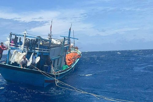 Cứu thành công tàu cá cùng 15 thuyền viên gặp nạn trên biển Phú Quý