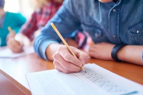 Thí sinh thi SAT lo lắng vì 'cả phòng phải nộp bài sớm tới gần 25 phút'