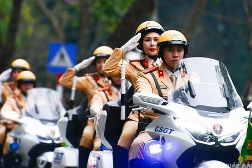 Nữ cảnh sát giao thông tỏa sáng trên phố đi bộ Hồ Gươm