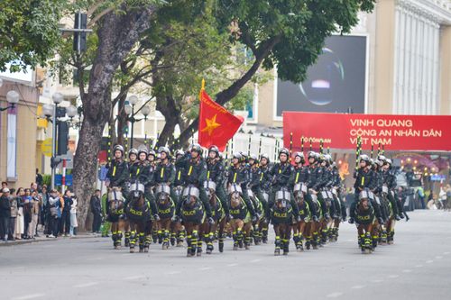 Cảnh sát cơ động trình diễn các tuyệt kỹ độc đáo phục vụ nhân dân Thủ đô