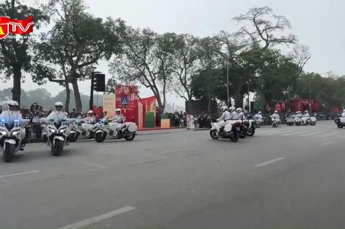 Ấn tượng màn trình diễn mô tô dẫn đoàn của Công an