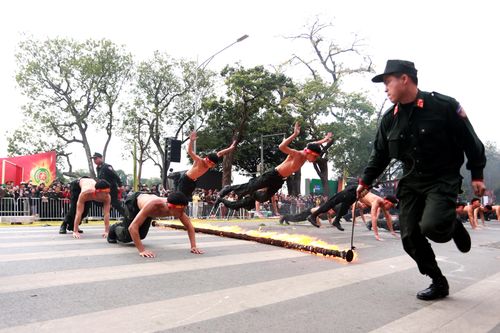 Tổng hợp những màn trình diễn ấn tượng của lực lượng Công an tại phố đi bộ hồ Gươm
