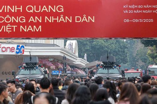Dàn xe khí tài, xe bọc thép được Bộ Công an trưng bày trên hồ Hoàn Kiếm