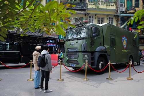 Chiêm ngưỡng dàn khí tài hiện đại của Công an trưng bày tại hồ Gươm