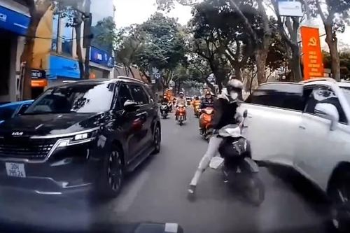 Người ngồi trên ôtô Lexus mở cửa bất cẩn khiến tài xế xe máy ngã