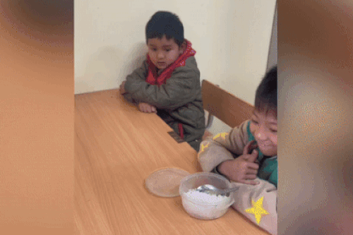 Cô giáo nấu cho học trò bát mì khi thấy em không có đồ ăn trưa