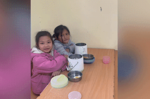 Phía sau tô mì nấu vội của cô giáo vùng cao cho học trò gây xúc động