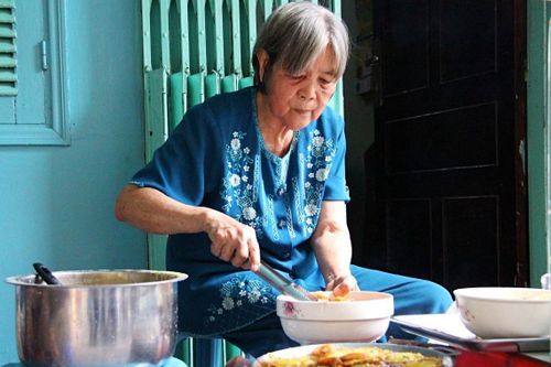 Quán bánh khọt nổi tiếng của cụ bà TP.HCM
