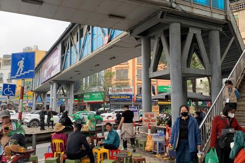 Khu vực cầu đi bộ nội đô: nhếch nhác vì hàng rong