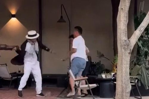 Xác minh thông tin người mặc đồ giống doanh nhân nổi tiếng đánh nhau
