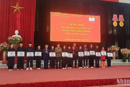 Quỹ Hạt giống Việt trao học bổng cho sinh viên nghèo tại Cao Bằng