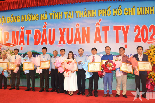 Kết nối, huy động nguồn lực phát triển quê hương, đất nước