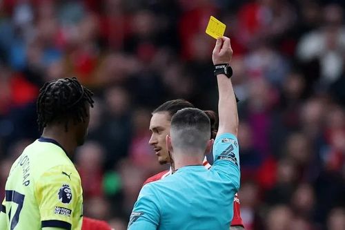 Liverpool thắng tranh cãi, hơn Arsenal 16 điểm