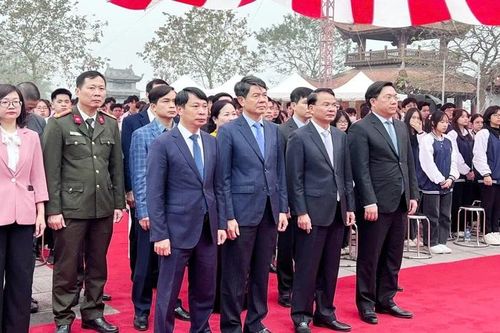 Dâng hương tưởng nhớ các vị khoa bảng tại Văn Miếu Vĩnh Phúc
