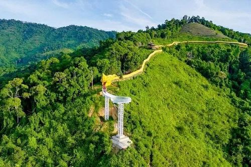 Khám phá hành lang có mái che hình rồng vắt qua núi dài nhất Việt Nam