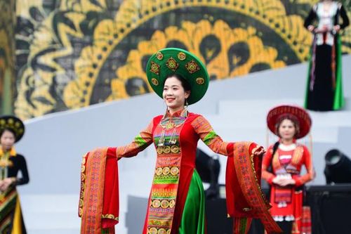 Ngắm những 'bông hồng thép' duyên dáng bên tà áo dài tại phố đi bộ hồ Gươm