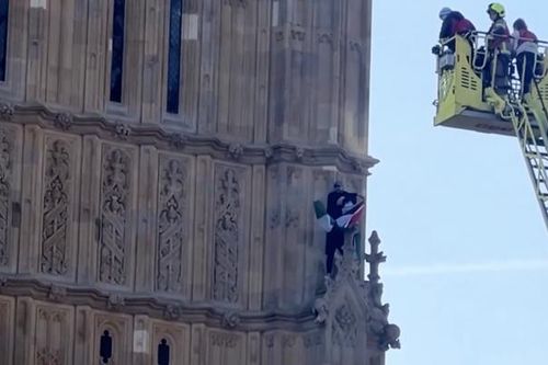 Người cầm cờ Palestine leo lên tháp Big Ben ở London bị bắt giữ