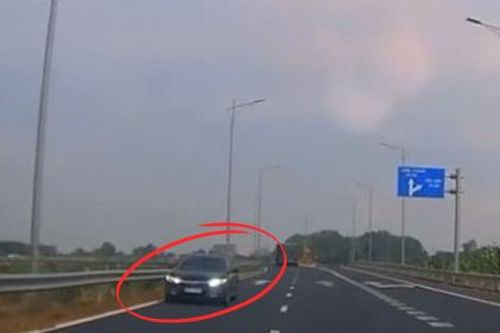 CSGT vào cuộc xử lý ô tô 'đá đèn' chạy ngược chiều đường dẫn cao tốc
