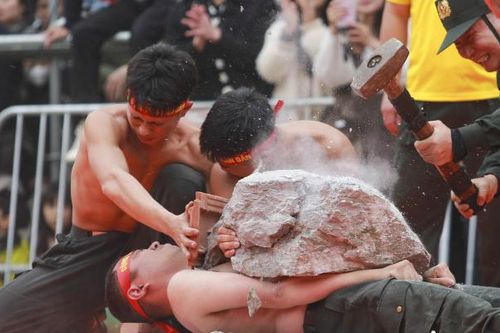 Cận cảnh Công an 'mình đồng, da sắt' trình diễn 'đao thương bất nhập'