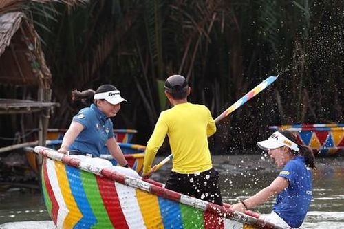 Golfer quốc tế 'cuồng' trò ngoáy thúng sém văng xuống nước ở Hội An