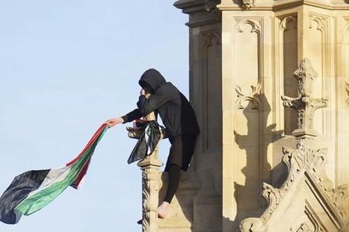 Người đàn ông cố thủ trên tháp đồng hồ Big Ben suốt 16 tiếng, hô khẩu hiệu 'giải phóng Palestine'