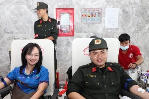 Sinh viên Văn Hiến góp giọt máu tình nguyện trong Tháng Thanh niên