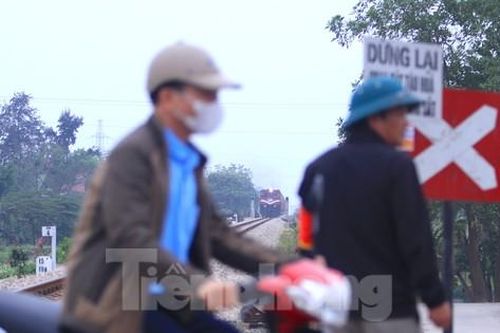 Nơm nớp lo sợ những lối đi dân sinh trên đường sắt Bắc Nam