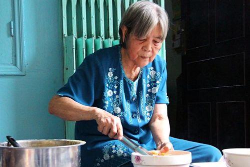 Cụ bà tóc bạc ở TPHCM bán bánh tên lạ, khách muốn ăn phải đến sớm ngồi chờ