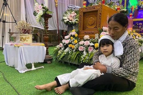Trao hơn 57 triệu đồng đến bé Nguyễn Hải Yến mồ côi cha mẹ